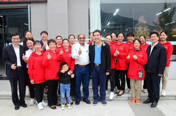 Group photo, Chairman Tian Guoli with members.JPG